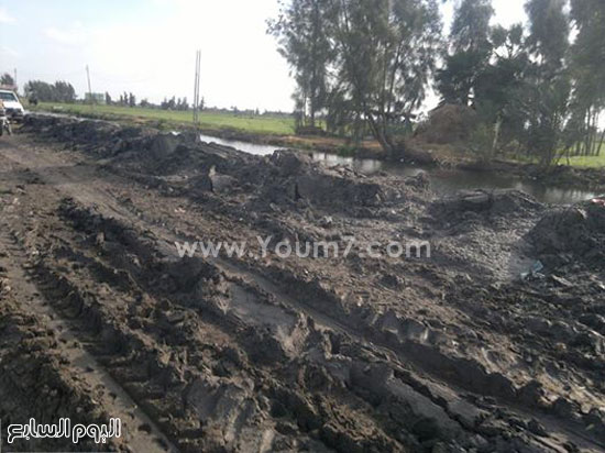 الطريق الوحيد بالقرية بركة طينية -اليوم السابع -4 -2015 الطريق الوحيد بالقرية بركة طينية -اليوم السابع -4 -2015