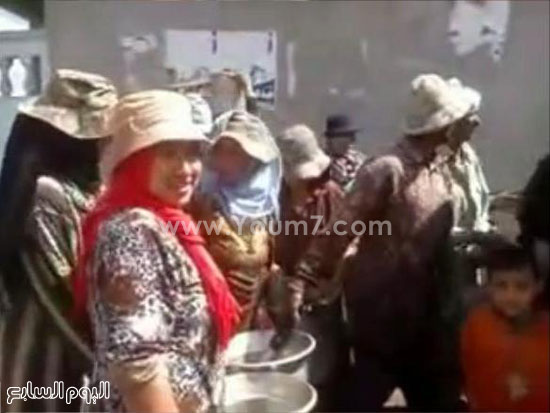 سيدة تبتسم بعد حصولها على المياه -اليوم السابع -4 -2015 سيدة تبتسم بعد حصولها على المياه -اليوم السابع -4 -2015