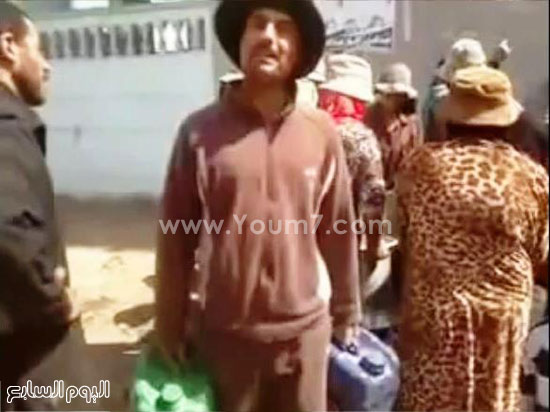 أحد الأهالى حمل الجركن تعبيرا عن فرحته بحصوله على المياه -اليوم السابع -4 -2015 أحد الأهالى حمل الجركن تعبيرا عن فرحته بحصوله على المياه -اليوم السابع -4 -2015