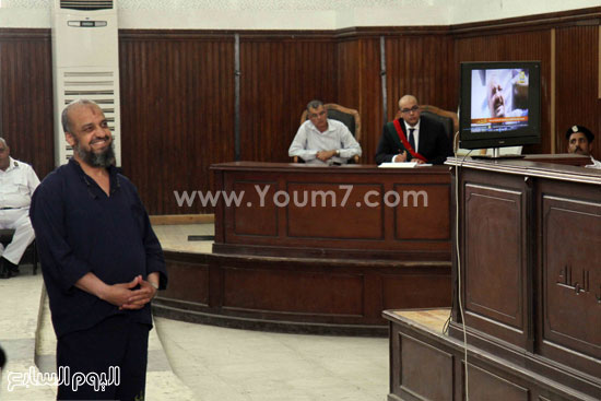 	محمد البلتاجى يبتسم أثناء متابعة عرض مقاطع الفيديو  -اليوم السابع -4 -2015