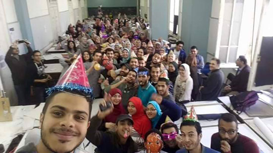 أساتذة جامعة الإسكندرية يلصقون حلويات وبالونات على ديسكات الطلاب لإسعادهم -اليوم السابع -4 -2015