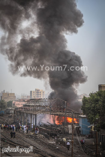 	أدخنة النيران تتصاعد بعد نشوب الحريق فى الورشة -اليوم السابع -4 -2015