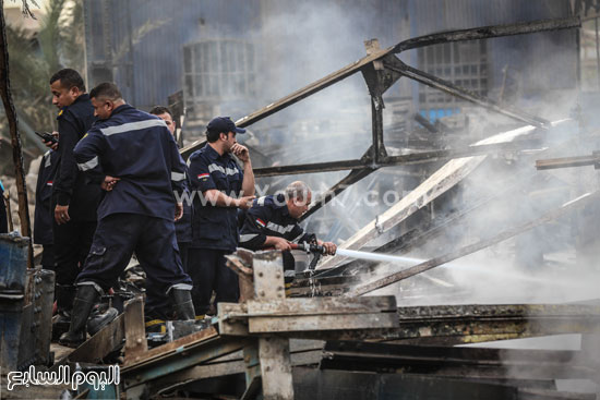	رجال الإطفاء يحاولون السيطرة على الحريق -اليوم السابع -4 -2015