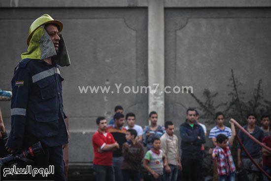 	رجل حماية مدنية يسيطر على الحريق -اليوم السابع -4 -2015