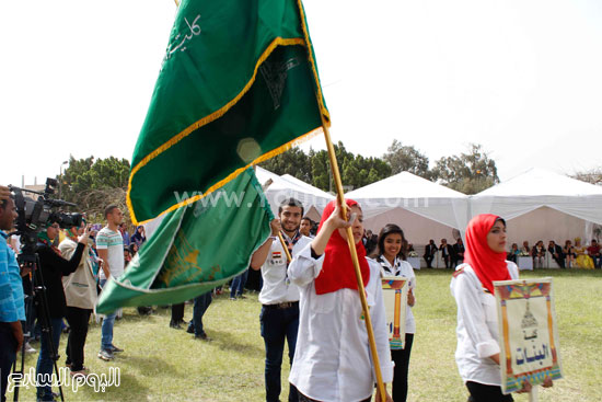  الطلاب تحمل أعلام افتتاح المهرجان  -اليوم السابع -4 -2015