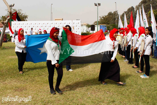  طابور عرض لجوالة عين شمس بأعلام دول المهرجان -اليوم السابع -4 -2015