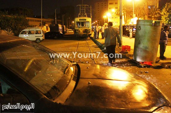 تهشم زجاج إحدى السيارات بعد الانفجار  -اليوم السابع -4 -2015