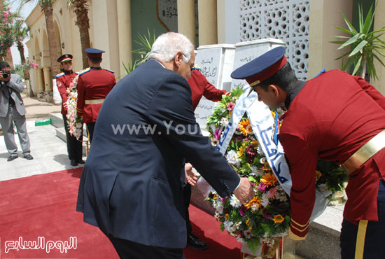 	محافظ القاهرة يضع إكليل الزهور على قبر الجندى المجهول -اليوم السابع -4 -2015