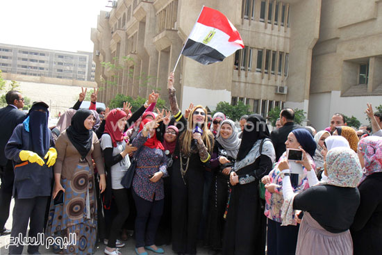  الإعلامية ريهام سعيد ترفع علم مصر داخل جامعة الأزهر فرع البنات  -اليوم السابع -4 -2015