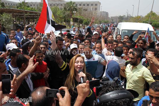 الإعلامية ريهام سعيد ترفع علم مصر خلال جولة برنامج 