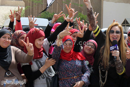  طالبات الأزهر يلتقطن الصور التذكارية مع الإعلامية ريهام سعيد -اليوم السابع -4 -2015
