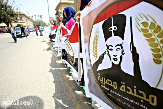 جانب من لافتات الوقفة وأعلام مصر التى تحملها المجندات   -اليوم السابع -4 -2015
