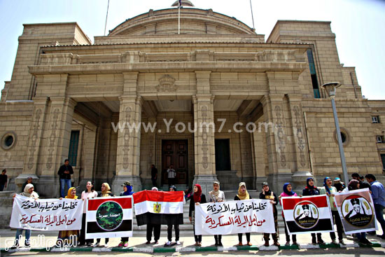  وقفة البنات المجندات أمام القبة الرئيسية بجامعة القاهرة  -اليوم السابع -4 -2015
