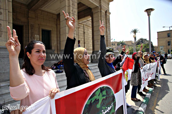 البنات يرفعن الهتافات أمام القبة ويرفعن علم مصر   -اليوم السابع -4 -2015