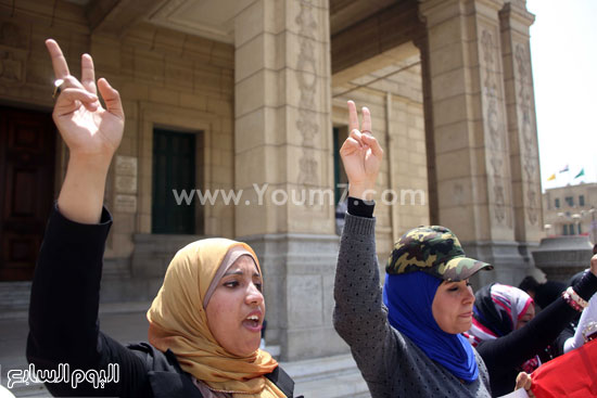  البنات يرفعن علامة النصر أثناء الهتاف   -اليوم السابع -4 -2015