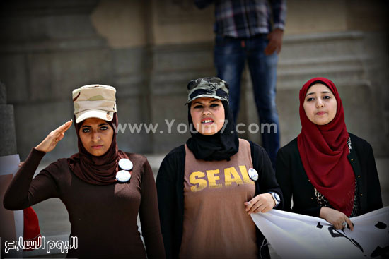  جانب من تأدية البنات التحية العسكرية فى الوقفة  -اليوم السابع -4 -2015