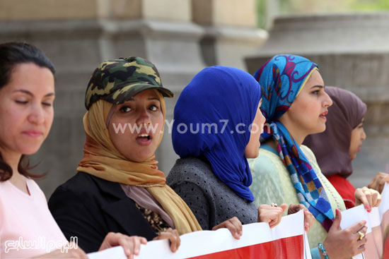  البنات أثناء الهتاف من أجل الانضمام للجيش   -اليوم السابع -4 -2015