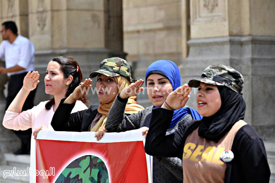  عضوات مجندة مصرية يؤدين التحية العسكرية أثناء الوقفة بجامعة القاهرة   -اليوم السابع -4 -2015