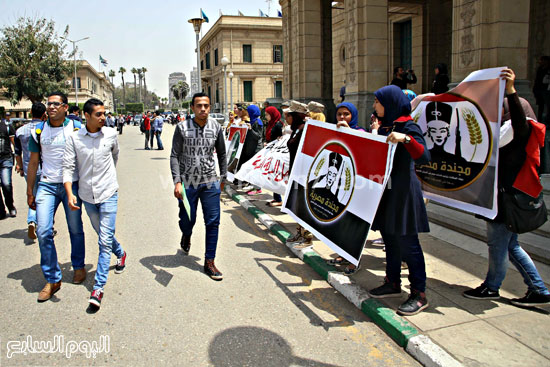  البنات يرفعن الهتافات فى ظل الوقفة اليوم بجامعة القاهرة   -اليوم السابع -4 -2015