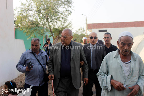 البرلمانى السابق أحمد أبو زيد أول الحاضرين لاستقبال جثمان الأبنودى  -اليوم السابع -4 -2015