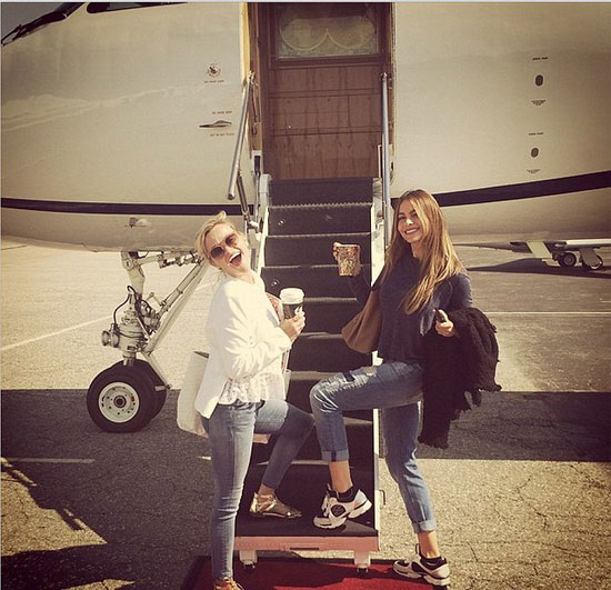 ريز ويذرسبون وصوفيا فيرجارا أمام الطائرة  -اليوم السابع -4 -2015