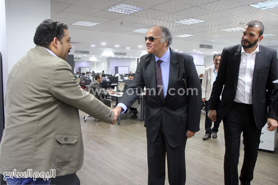  ممدوح عباس يصافح كريم عبد السلام رئيس التحرير التنفيذى  -اليوم السابع -4 -2015