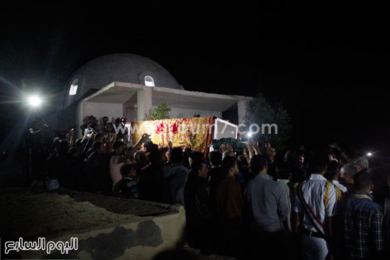 تجمع الأهالى أمام المسجد للصلاة على الشاعر الكبير -اليوم السابع -4 -2015