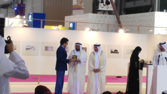  الشيخ سلطان يسلم جائزة لفائز إيرانى  -اليوم السابع -4 -2015