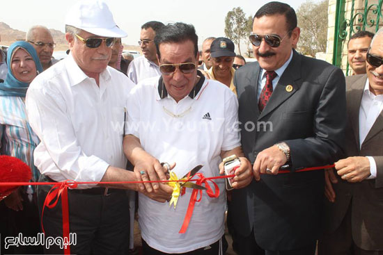 محافظ جنوب سيناء والعميد عماد رئيس مدينة دهب أثناء افتتاح الشاطئ العام بدهب -اليوم السابع -4 -2015