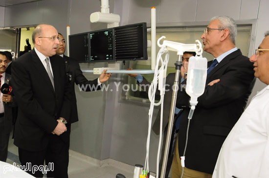 وزير الصحة داخل غرفة وحدة قسطرة القلب بالمستشفى الإيطالى -اليوم السابع -4 -2015