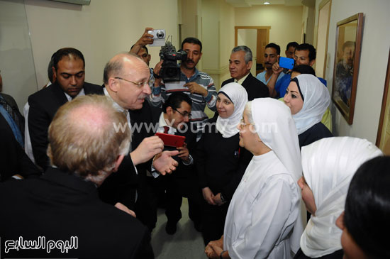 وزير الصحة فى حديث مع الممرضات المسئولات عن المستشفى  -اليوم السابع -4 -2015