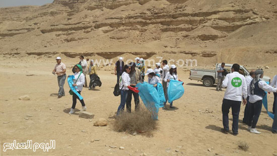  الشباب يجمعون مخلفات القمامة المتناثرة بالمحمية  -اليوم السابع -4 -2015