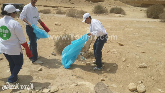  الفتيات والشباب يتشاركان تنظيف المحمية  -اليوم السابع -4 -2015