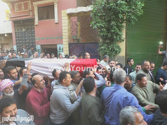 الآلاف من أبناء قرية النحارية يتجمعون أمام مسجد القرية لتشييع جثمان الشهيد وائل طاحون -اليوم السابع -4 -2015