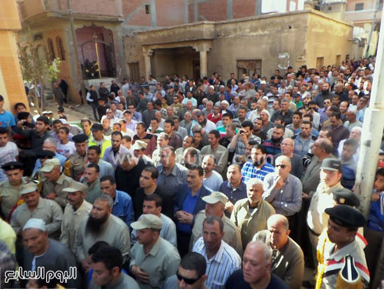 الآلاف من أبناء قرية النحارية يتجمعون أمام مسجد القرية لتشييع جثمان الشهيد وائل طاحون -اليوم السابع -4 -2015