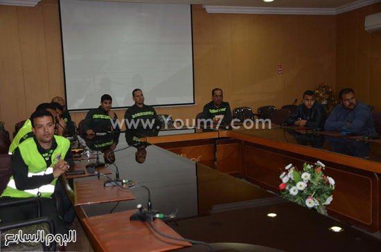 جانب من المسعفين أثناء لقاء المحافظ -اليوم السابع -4 -2015