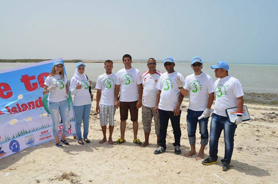 بعض المشاركين فى نظافة الجزر البحرية -اليوم السابع -4 -2015