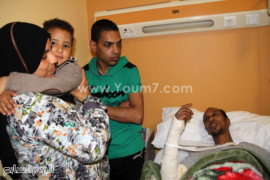 أحد المصابين وعائلته -اليوم السابع -4 -2015