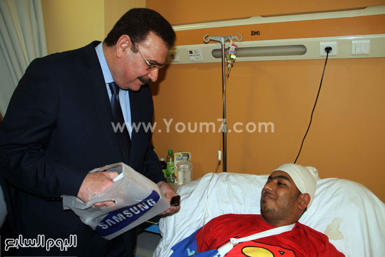 وزير النقل يقدم هدية لأحد المصابين -اليوم السابع -4 -2015