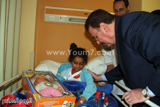 المهندس هانى ضاحى يقدم عروسة هدية لطفلة من المصابين -اليوم السابع -4 -2015