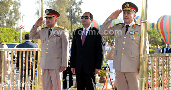  وزير الدفاع ورئيس الأركان يؤديان التحية العسكرية أمام قبر الجندى المجهول -اليوم السابع -4 -2015
