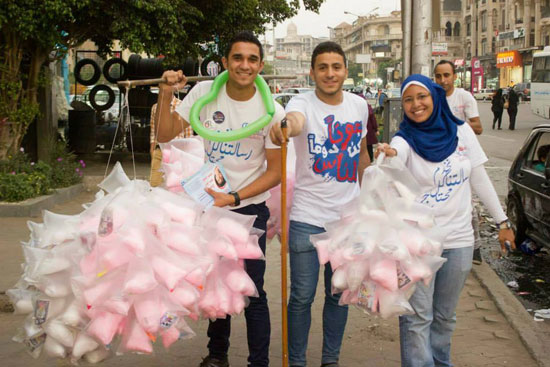 	توزيع غزل البنات على المارة فى كرنفال ادعم بهية -اليوم السابع -4 -2015