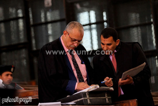 دفاع المتهمين يتدارس القضية بعد رفع الجلسة  -اليوم السابع -4 -2015