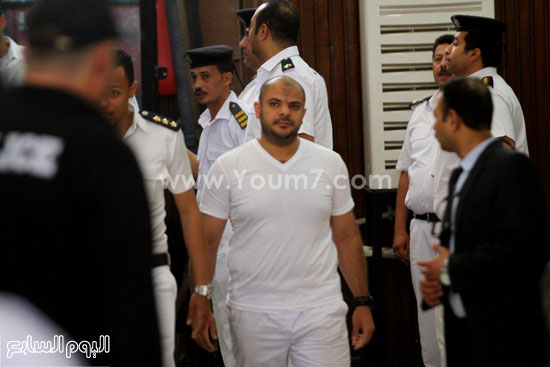 أحد متهمى السفارة الأمريكية قبل دخوله قفص الاتهام  -اليوم السابع -4 -2015