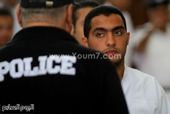  أحد متهمى السفارة أثناء دخوله قفص الاتهام  -اليوم السابع -4 -2015
