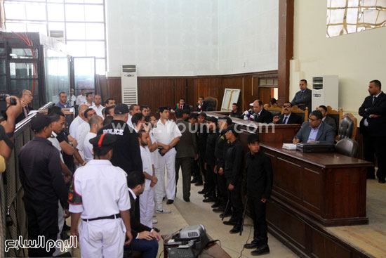 هيئة المحكمة والمتهمون يواصلون مشاهدة الفيديوهات  -اليوم السابع -4 -2015