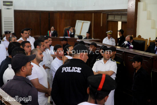 	المتهمون خارج قفص الاتهام وسط الحراسة الأمنية -اليوم السابع -4 -2015