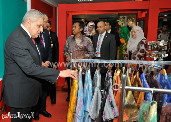 رئيس الوزراء يتفحص أحد الملابس بمتجر فى جاكرتا -اليوم السابع -4 -2015