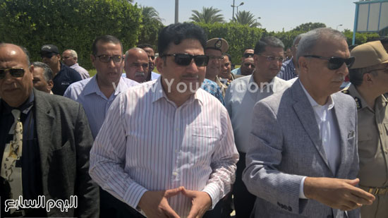 الدكتور حسام مغازى وزير الرى خلال زيارته لمحافظة قنا اليوم -اليوم السابع -4 -2015