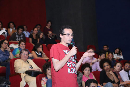 	أحد الحضور يوجه أسئلة لمخرجة الفيلم سلمى الطرزى -اليوم السابع -4 -2015